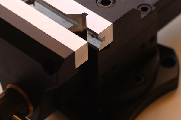 High-precision benchtop vise